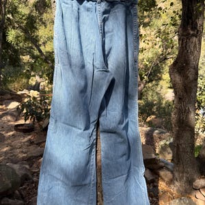 K&ouml;nnte beinhalten: Eine blaue Jeans mit weitem Bund und Glockenbeinen.