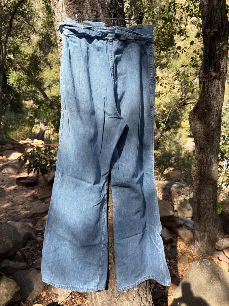 K&ouml;nnte beinhalten: Eine blaue Jeans mit weitem Bund und Glockenbeinen.