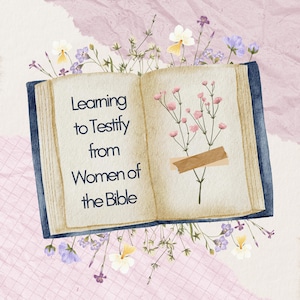 Pode incluir: Um livro aberto com o texto "Learning to Testify from Women of the Bible" é rodeado por elementos florais. As páginas do livro são adornadas com uma ilustração floral e presas com fita adesiva, num fundo rosa suave.