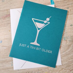 Cartão de aniversário um pouquinho mais velho / Cartão de aniversário engraçado / Cartão de aniversário com Martini