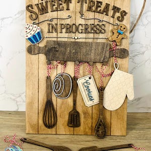 Enseigne interchangeable NUMÉRIQUE Farmhouse Kitchen | Nouvelles gourmandises en préparation | Fichier numérique découpé au laser | Svg Dxf Png - Prêt pour Glowforge