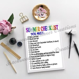 Puede incluir: Una lista de verificación blanca con un título arcoíris "Summer Checklist You Must:" y una lista de tareas para que los niños completen durante el verano. Las tareas incluyen hacer la cama, cepillarse el pelo, vestirse, limpiar su habitación, desayunar, cepillarse los dientes, hacer una tarea, limpiar su sala de juegos, recoger sus pertenencias, leer un libro, escribir en un diario, colorear un dibujo, hacer una manualidad, hacer algo con un hermano o hermana, enviar una carta o una foto a un amigo o familiar, y llamar a un amigo o familiar.