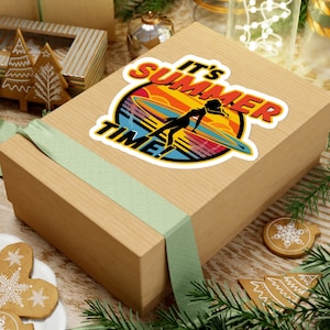 Pegatinas troqueladas con el mensaje "It's Summer Time Beach Vibes" - Manualidades de verano - Papelería de verano - Temática de verano - Tabla de surf - Surfista femenina - Surfista femenina