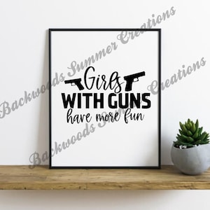ARCHIVO DIGITAL Las chicas con armas se divierten más SVG - Regalo único - Archivo de corte de agente de policía femenina para artesanos - Clipart - Seguridad de armas de fuego para niñas