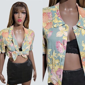 VINTAGE gebloemde crop top jaren 90 | Top met bloemen uit de jaren 90 | Crop top met bloemen | Blouse met knopen uit de jaren 90 | Vintage bloemenshirt | Leuke top uit de jaren 90 | KLEIN