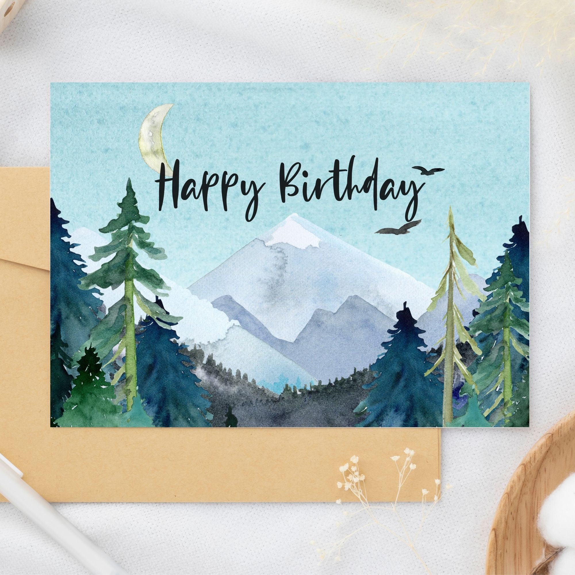 Biglietto di compleanno per uomo – Biglietto generico per uomo/per lui – Passeggiata con cani nella foresta – Design artistico scenico – finiture speciali e inserto illustrato foglia – Realizzato nel