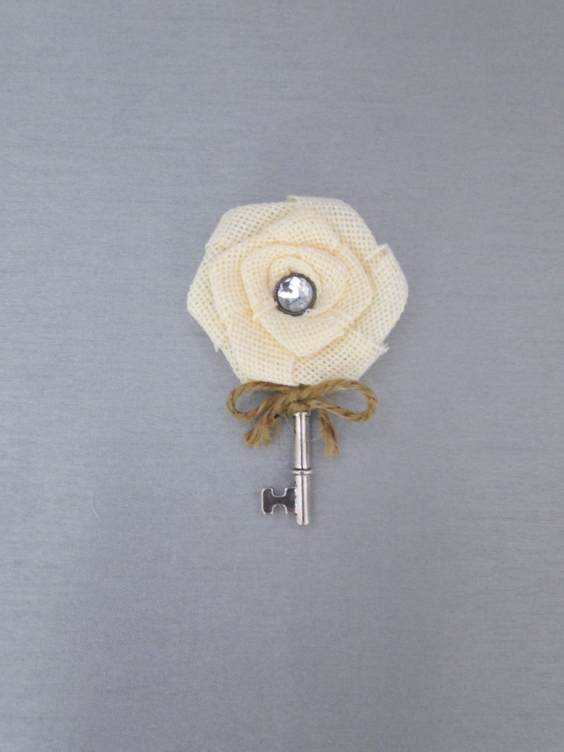 Skeleton Key Groom Ivory Burlap Boutonniere Key Boutonniere Lapel Pin Buttonhole Wedding Accessories Burlap Flower Groomsmen Ivory