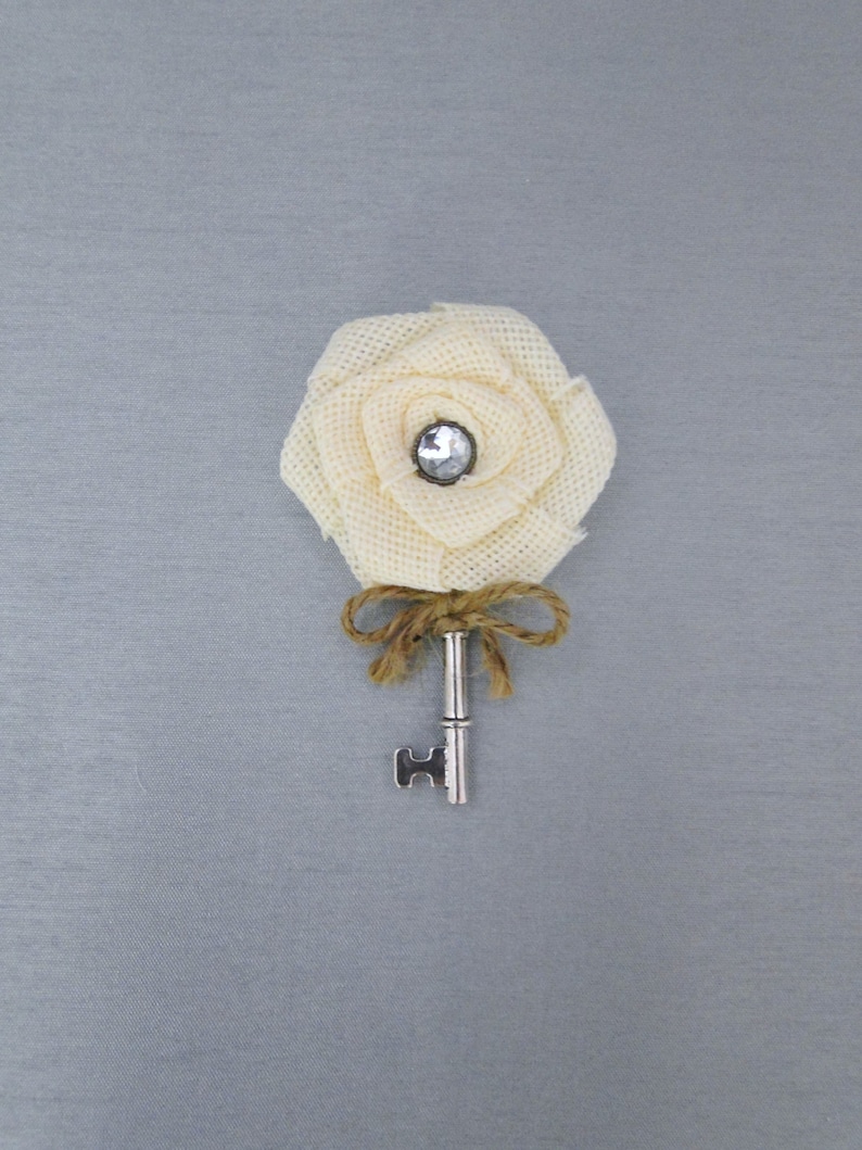 Skeleton Key Groom Ivory Burlap Boutonniere Key Boutonniere Lapel Pin Buttonhole Wedding Accessories Burlap Flower Groomsmen Ivory