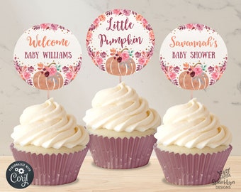 Może przedstawiać: Trzy ozdoby do babeczek w jesiennym stylu. Ozdoby przedstawiają dynię, kwiaty i złoty brokat. Tekst na ozdobach brzmi: "Welcome Baby Williams", "Little Pumpkin" i "Savannah's Baby Shower".