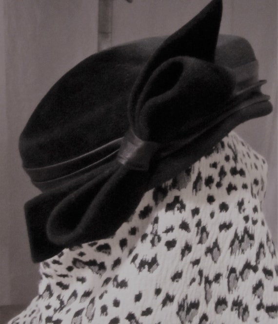 Vintage Velvet Pillbox Style Hat with Bow Black N… - image 3