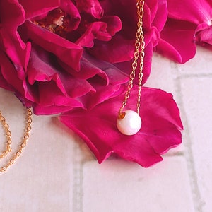 White freshwater pearl pendant necklace