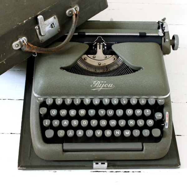 retro Industrial Bijou - 50's Vintage Portable Typewriter - fully working
