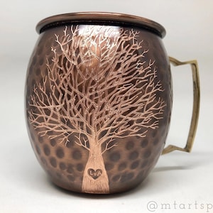 Corazón en el tronco de un árbol con iniciales / Taza Moscow Mule / Corazón de árbol grabado / Regalo de bodas / Regalo de séptimo aniversario / Regalo para novios