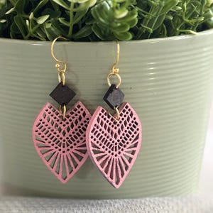 Handgemachte rosa Boho Ohrringe: Leichte Holzohrringe im Lace-Stil