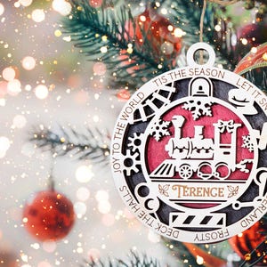 Adorno para niños personalizado, adorno de tren, adorno grabado para niños, adorno navideño 2024, regalo de Navidad para él, adorno hecho a mano