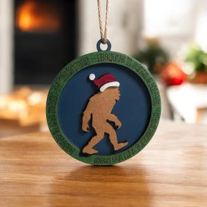 Bigfoot Weihnachtsverzierung - Lustige Sasquatch Baumdekoration - Einzigartige rustikale Holzweihnachtsverzierung