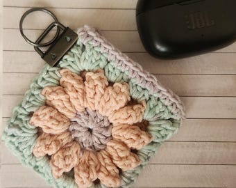 Llavero cuadrado de abuela de crochet: minibolsito y soporte para auriculares