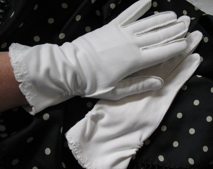 Vintage White Cloth Gloves With Embroidery and Wrist Gathers Etsy