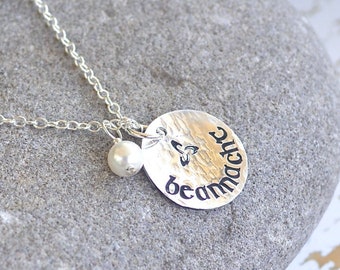 Bendición (en gaélico) Collar Beannacht en plata de ley con piedra de nacimiento o mármol de Connemara: liso, martillado u oxidado- Un collar
