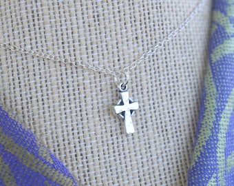 Collar de plata de ley con cruz celta clásica de Emmery (pequeño)