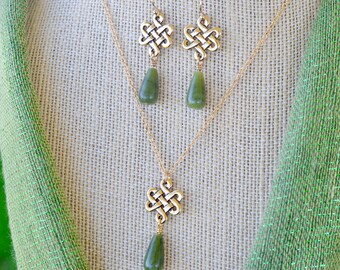 Conjunto de regalo: pendientes y collar dorados con nudo de eternidad en mármol de Connemara Rainy Irish Day