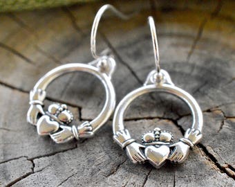 Boucles d'oreilles celtiques Claddagh en argent avec crochets en argent sterling