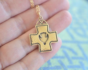 Collar de bronce amarillo con la cruz de la paloma descendente del Libro de Kells