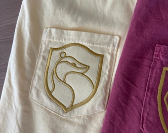 Camiseta con bolsillo y colores cómodos de la Escuela de Magos