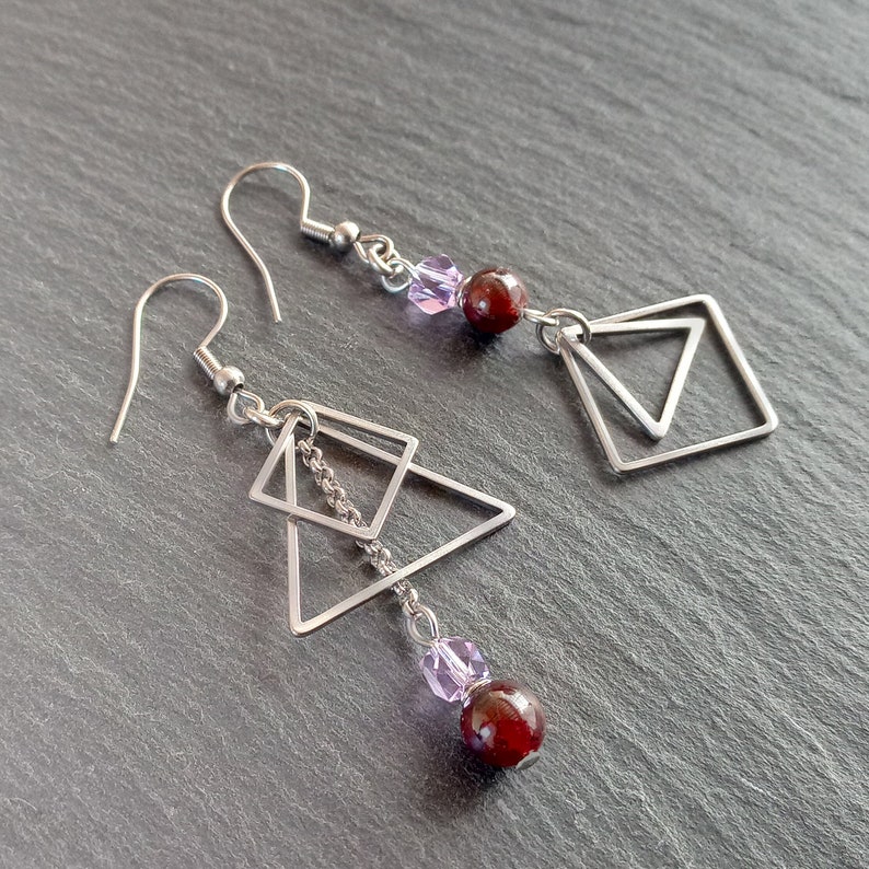 Boucles d'oreilles asymétrique dépareillées grenat cristal cube violet et acier inoxydable, boucles d oreilles bordeaux et violet lilas image 5