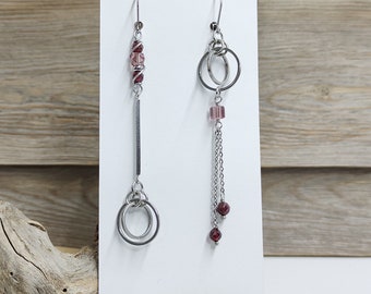 Boucles d'oreilles asymetrique très longue en Grenat, couleur rouge foncé