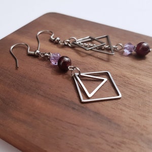 Boucles d'oreilles asymétrique dépareillées grenat cristal cube violet et acier inoxydable, boucles d oreilles bordeaux et violet lilas image 3