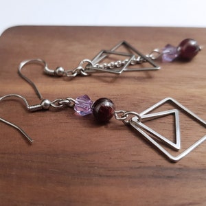 Boucles d'oreilles asymétrique dépareillées grenat cristal cube violet et acier inoxydable, boucles d oreilles bordeaux et violet lilas image 2