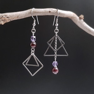 Boucles d'oreilles asymétrique dépareillées grenat cristal cube violet et acier inoxydable, boucles d oreilles bordeaux et violet lilas image 1