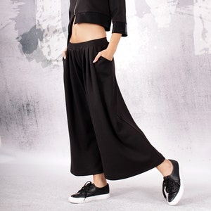 Black pants. Wide skirt pants. 7/8 pants. Ankle length pants. Wide black pants. Pants with pockets. Women pants. UM-067-PU
