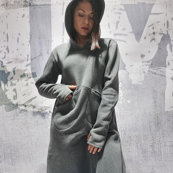 Maxi-Sweatshirt-Hoodie-Kleid mit langen Ärmeln und Daumenlöchern. Extra langes, minimalistisches, warmes Streetstyle-Winterkleid. Herbstkleid.UM258F1
