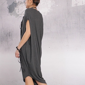 Grå klänning, Festklänning, Asymmetrisk klänning, Lös klänning, Oversize-klänning, Plus size-klänning, Feminin klänning, Klänning, UrbanMood - FP-AVRA-VL