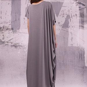 Graues extravagantes lockeres langes asymmetrisches Kleid. Plus size Tunika. Oversized Maxikleid. Lockeres Kleid. 038
