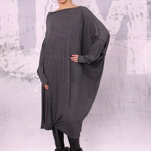 Graphitgraues Maxikleid, extravagantes asymmetrisches Tunikakleid, Plus Size Tunika, Oversized Kleid, langärmeliges Kleid, - UM-CL001-VL