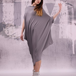 Graues Kleid/ lose Tunika/ asymmetrisches Maxikleid mit kurzen Ärmeln, Plus Size Kleid, Oversize Tunika Kleid, langes Tunika Kleid, - UM-029-VL