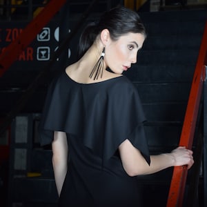 Mała czarna sukienka, Czarna sukienka do kolan, sukienka imprezowa, sukienka formalna, Sukienka w kształcie litery A, Sukienka midi, Sukienka z krótkim rękawem - UM-093-VL