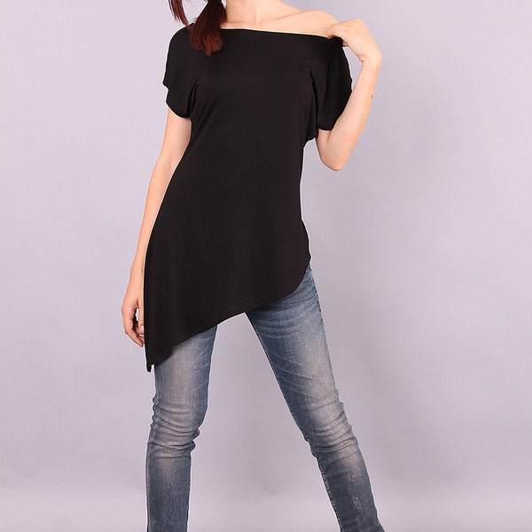 Asymmetrisches schwarzes Top mit kurzen Ärmeln. Tunika mit lockerer Spitze. Lockere Tunika. Oversized Tshirt. Schulterfreie Bluse von UrbanMood. CO-MIYA-GL