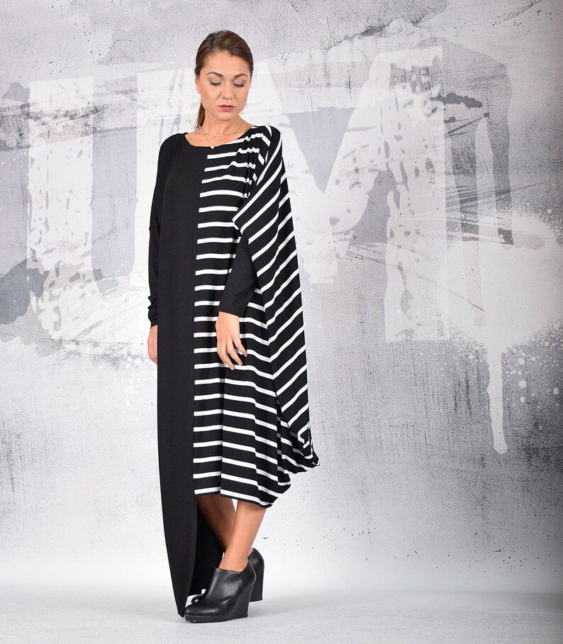 Rend Chic Une Petite Robe 4 Lettres Caftan robe robe Maxi robe noire et blanche à rayures plus | Etsy