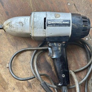 Puede incluir: Una tabla de cortar de madera hecha a mano con un acabado natural. La tabla tiene un borde natural en un lado y una forma rectangular. Mide aproximadamente 45 cm de largo y 30 cm de ancho.