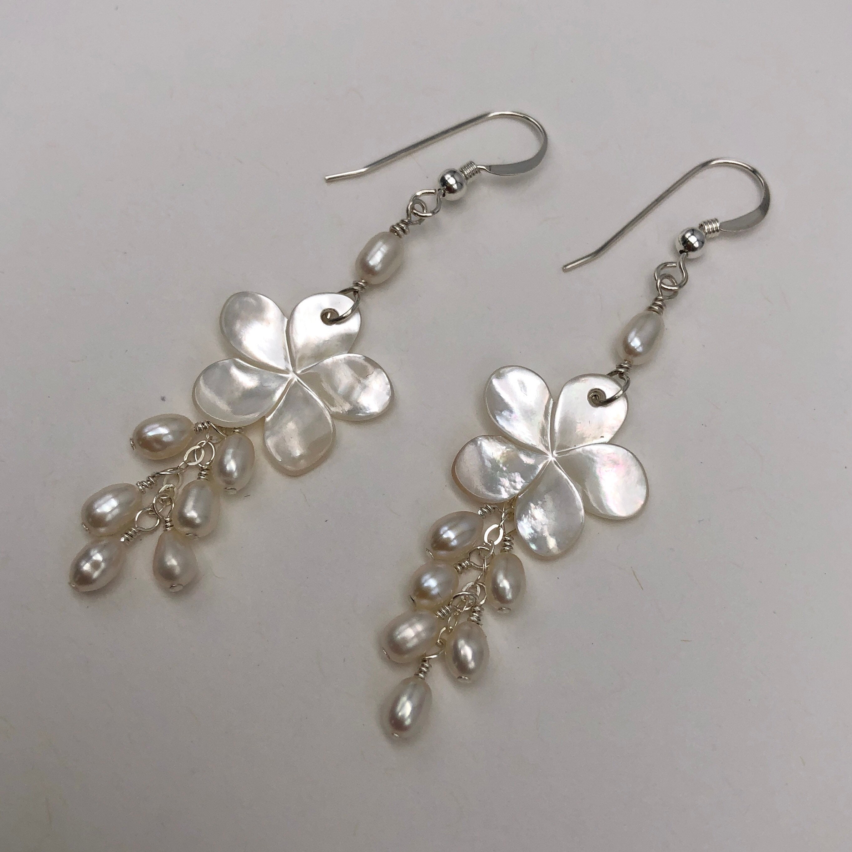 Delightful White Shell with Cultured Freshwater Pearl Flower Brooch Pin Delightful White Shell with Cultured Freshwater Pearl Flower Brooch Pin