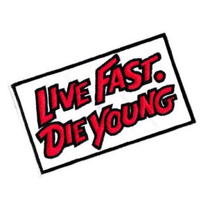 Könnte beinhalten: Weißer rechteckiger Patch mit schwarzem Rand und rotem gesticktem Text, der "Live Fast. Die Young." lautet.