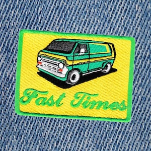 Puede incluir: Un parche bordado amarillo y verde con una furgoneta de dibujos animados y el texto "Fast Times".