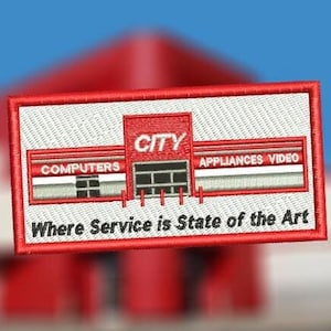 Pode incluir: Etiqueta bordada vermelha e branca com as palavras "City" e "Where Service is State of the Art". A etiqueta representa uma loja com as palavras "Computers", "Appliances" e "Video" acima das janelas.