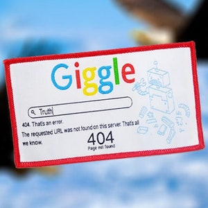 Könnte beinhalten: Ein weißer und roter Patch mit dem Wort "Giggle" in einer Google-ähnlichen Schriftart. Der Patch hat eine Suchleiste mit dem Wort "Truth" darin. Unter der Suchleiste befindet sich eine 404-Fehlermeldung mit dem Text "That's an error. The requested URL was not found on this server. That's all we know. 404 Page not found." Eine Roboterillustration befindet sich auf der rechten Seite des Patches.