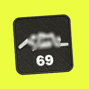 Op de afbeelding: Zwart geborduurd embleem met het witte nummer "69" op een zwarte achtergrond. De patch heeft een vierkante vorm met afgeronde hoeken, tegen een gele achtergrond.