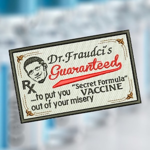 Op de afbeelding: Een beige geborduurde patch met een cartoon afbeelding van een man met een bril en de tekst "Dr. Fraudci's Guaranteed "Secret Formula" VACCINE to put you out of your misery".